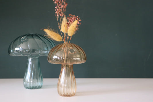 Glazen vaasje in de vorm van een paddenstoel.