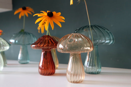 Glazen vaasje in de vorm van een paddenstoel.