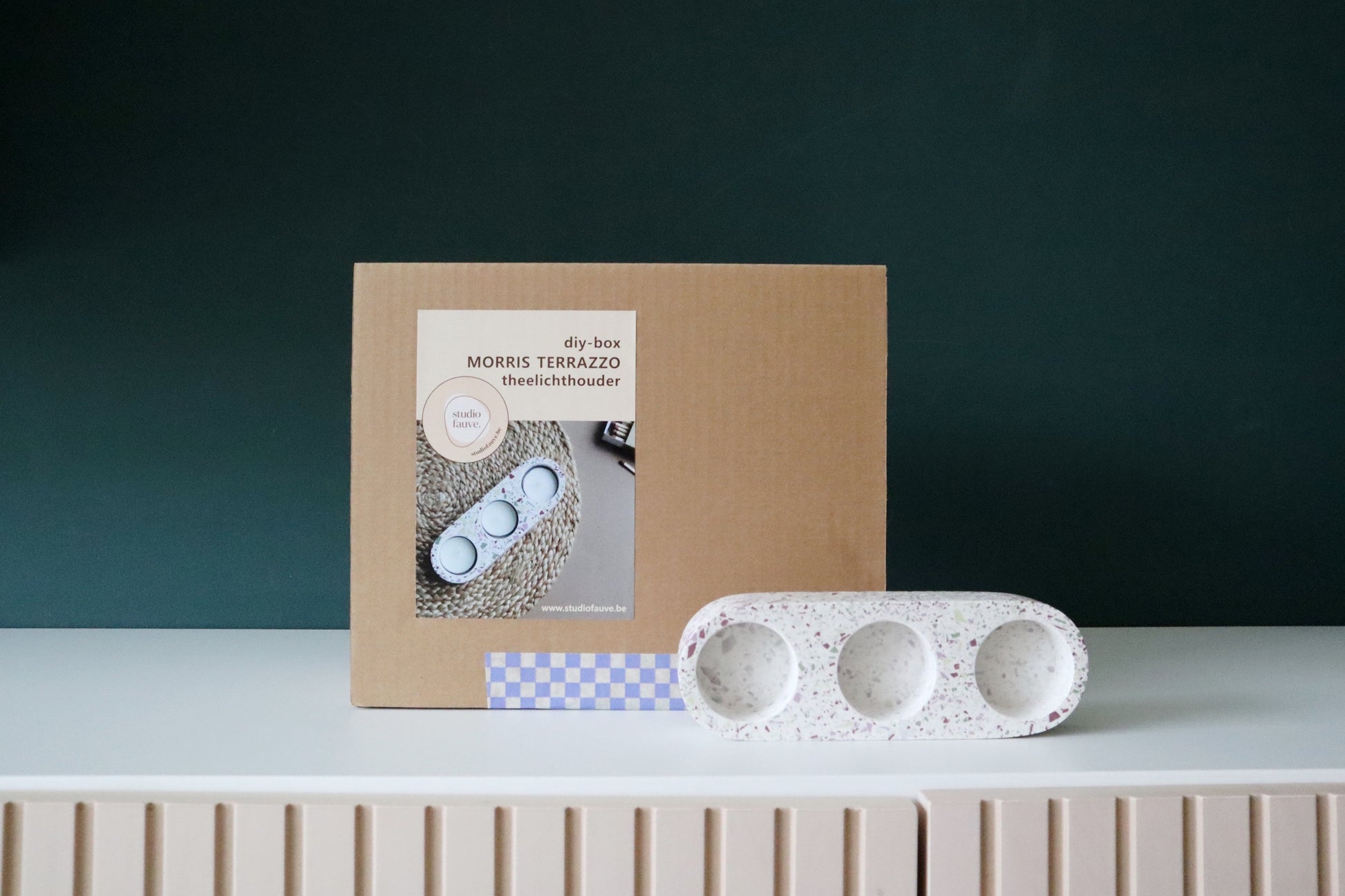 Do it yourself box om thuis een terrazzo theelichthouder te maken.