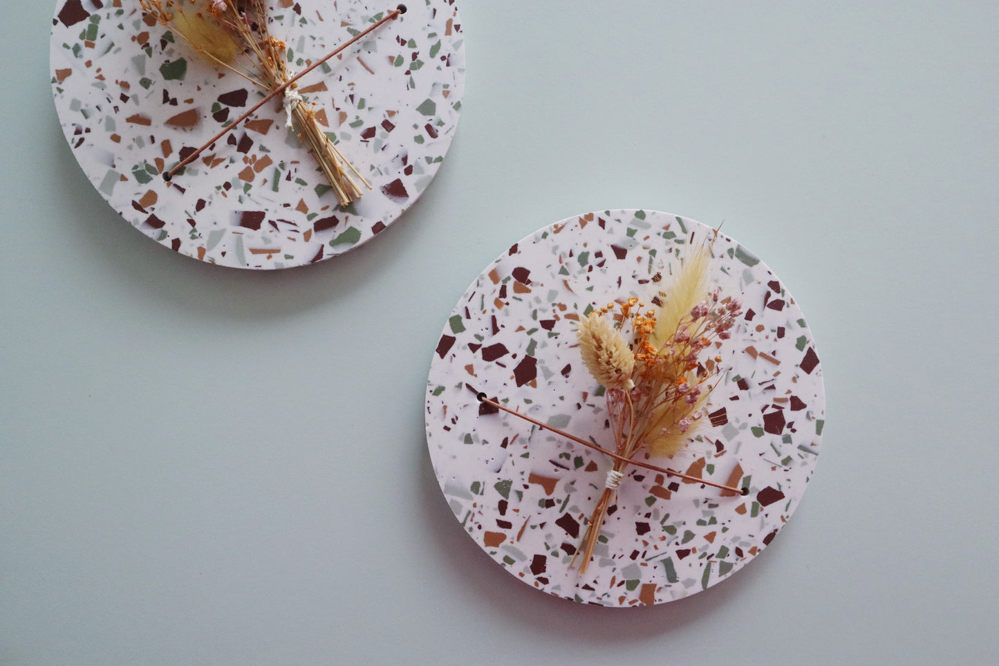 Ronde terrazzo wanddecoratie, met droogbloemen, set van 2.